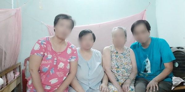 Bi kịch: Chàng trai cầm 5 cuốn sổ lấy thuốc trị tâm thần cho cả nhà