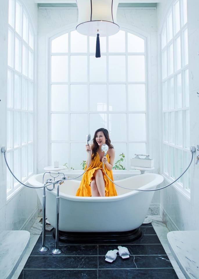 Đụng độ váy áo với Kỳ Duyên, Đông Nhi dù bầu vượt mặt vẫn thần thái