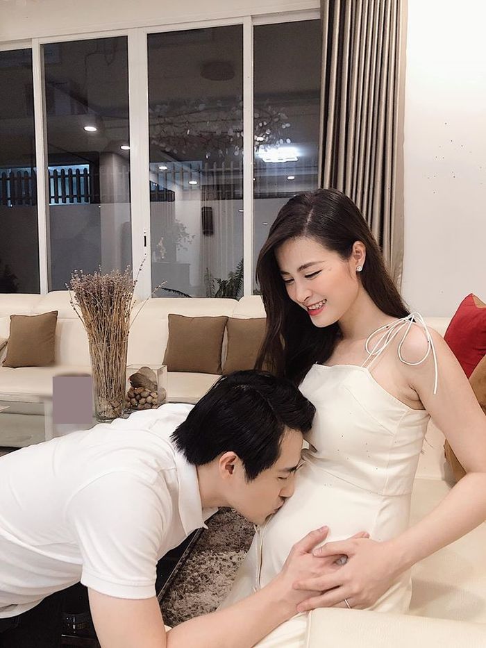 Cùng mang bầu nhưng Đông Nhi chăm chỉ khoe, Hà Hồ lại giấu nhẹm