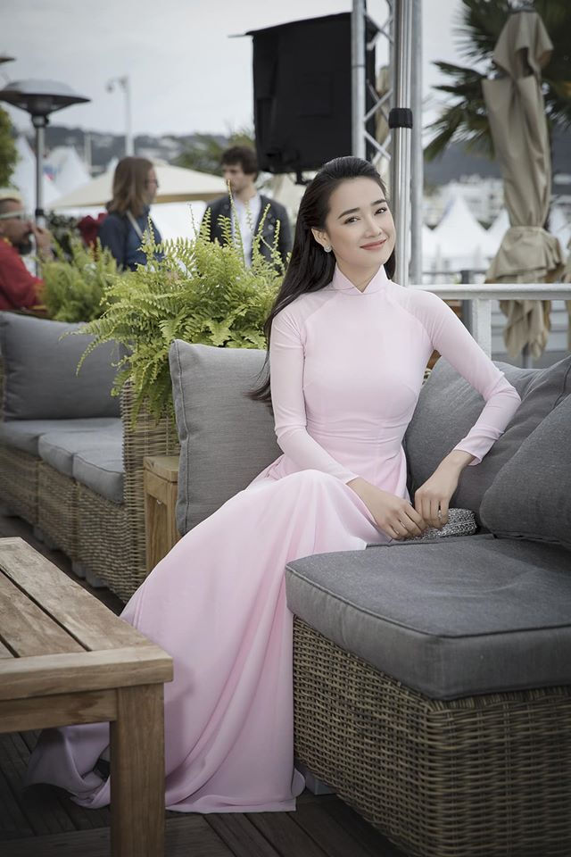 Mẹ bầu Đông Nhi nhan sắc thăng hạng, Nhã Phương diện áo dài thướt tha