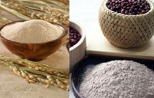 7 cách tắm trắng tại nhà với cám gạo: Trộn với bã cà phê tẩy da chết
