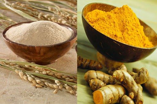 7 cách tắm trắng tại nhà với cám gạo: Trộn với bã cà phê tẩy da chết