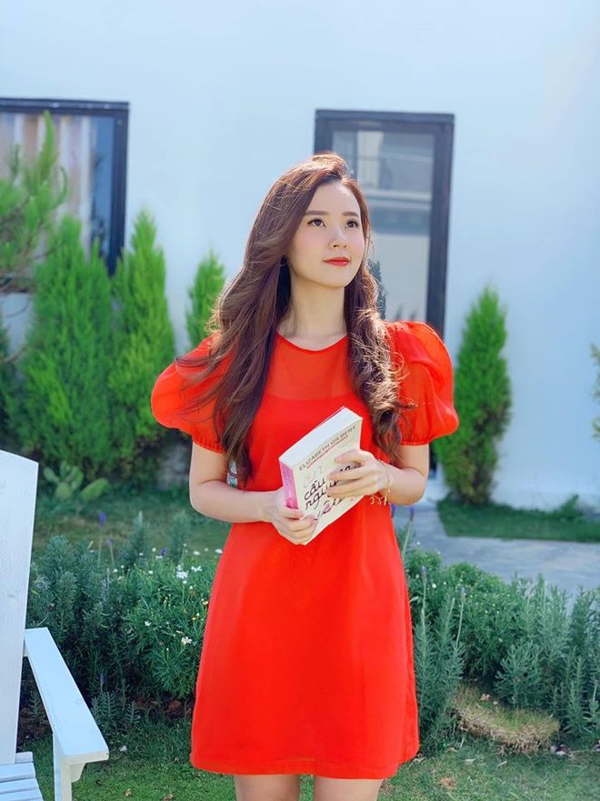 Đọ style 2 mỹ nhân Vbiz là giảng viên đại học: Midu nữ tính, ngọt ngào