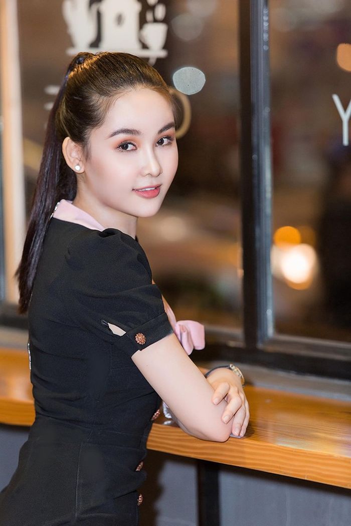 Đọ style 2 mỹ nhân Vbiz là giảng viên đại học: Midu nữ tính, ngọt ngào