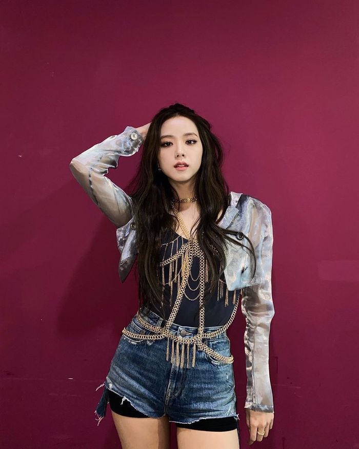 Đi đóng phim, được lăng xê ở mảng thời trang: Thời của Jisoo đến rồi!