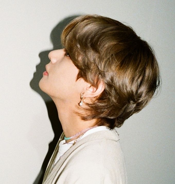 Để tóc vàng lãng tử, V (BTS) được ví đẹp như Leonardo DiCaprio