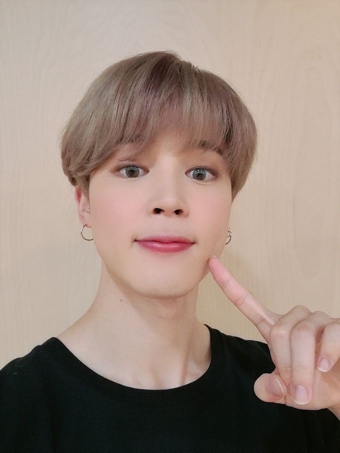 Jimin gây tranh cãi vì dùng app chỉnh ảnh như con gái