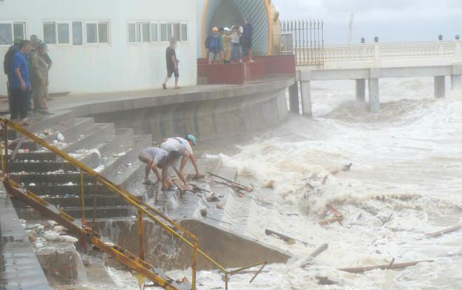Thanh Hoá: Người dân bất chấp bão số 2 đổ bộ vẫn đưa trẻ ra biển chơi