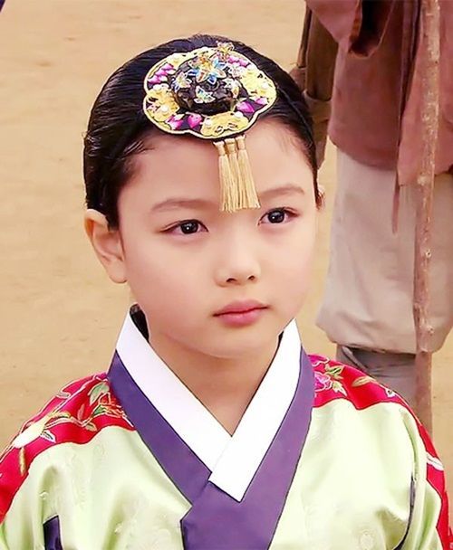 Diễn viên nhí Yoojung: Mỗi lần diện đồ quyến rũ là lại gây tranh cãi