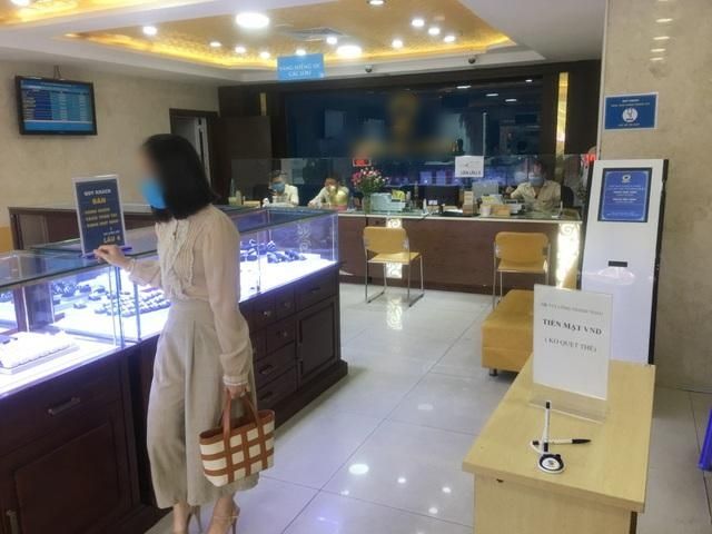 Giá vàng thất thường, vợ chồng bán rau vẫn quyết định mua trữ cho con