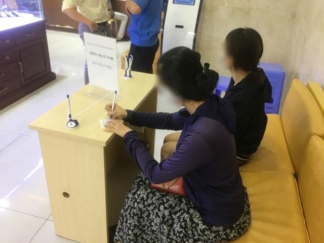 Giá vàng thất thường, vợ chồng bán rau vẫn quyết định mua trữ cho con