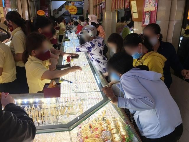 Giá vàng thất thường, vợ chồng bán rau vẫn quyết định mua trữ cho con