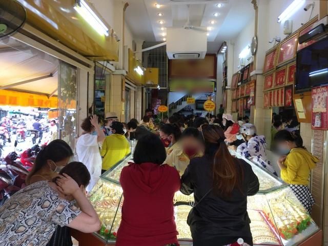Giá vàng thất thường, vợ chồng bán rau vẫn quyết định mua trữ cho con