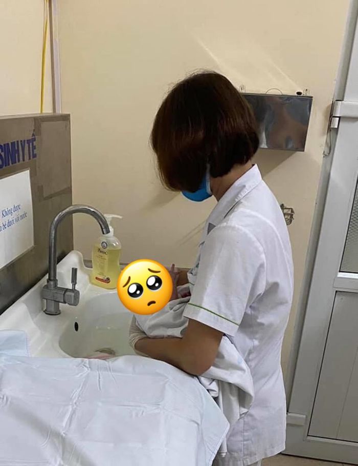 Hà Nội: Giải cứu thành công bé trai sơ sinh bị bỏ rơi giữa 2 khe tường