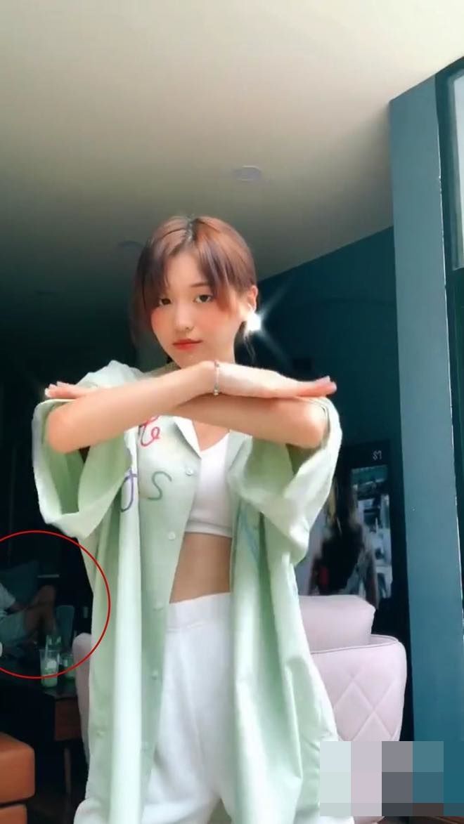 Han Sara bị nghi hẹn hò với đạo diễn triệu view Khương Vũ
