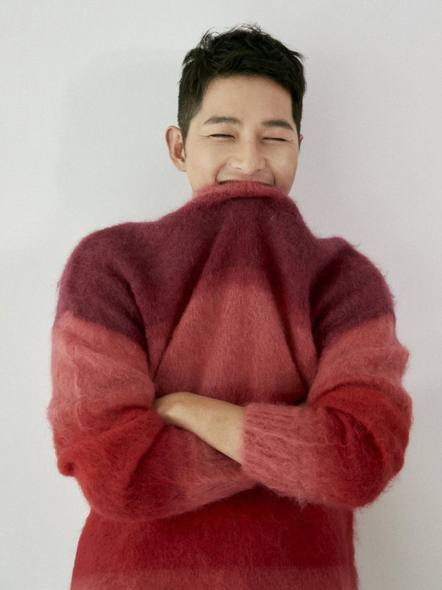Mỹ nam Kbiz đụng hàng áo len: Song Joong Ki khoe nụ cười ngọt ngào