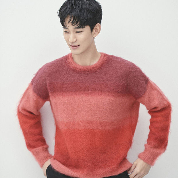 Mỹ nam Kbiz đụng hàng áo len: Song Joong Ki khoe nụ cười ngọt ngào