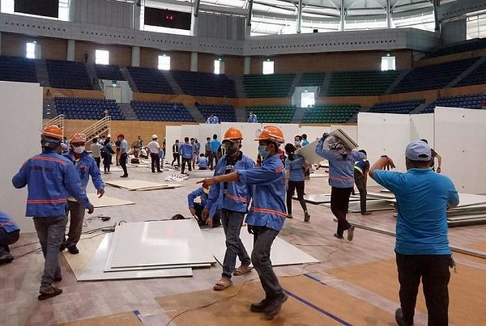 Hàng trăm công nhân gấp rút đưa BV dã chiến Đà Nẵng sớm hoạt động