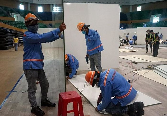 Hàng trăm công nhân gấp rút đưa BV dã chiến Đà Nẵng sớm hoạt động