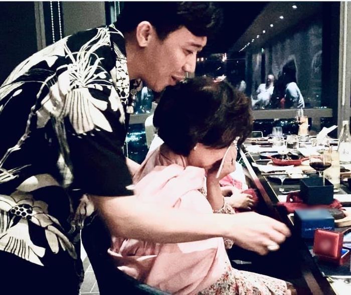 Hari Won chu đáo tặng quà sinh nhật sớm cho mẹ chồng