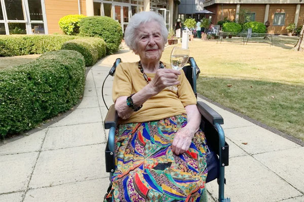 Cụ bà 107 sống thọ, minh mẫn nhờ ăn cam, giữ tinh thần vui vẻ mỗi ngày