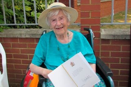 Cụ bà 107 sống thọ, minh mẫn nhờ ăn cam, giữ tinh thần vui vẻ mỗi ngày