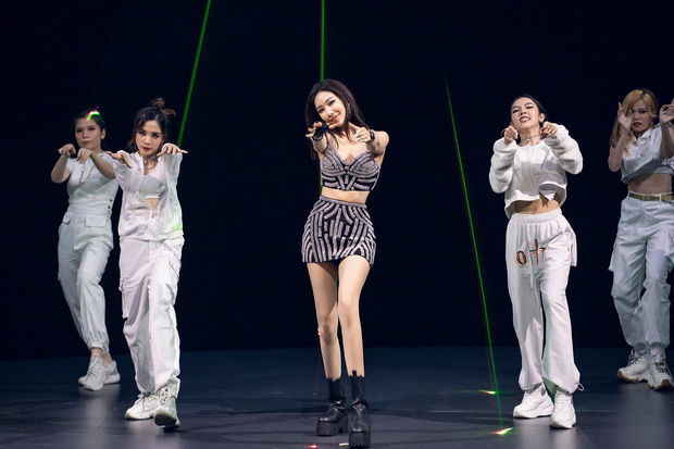 Hết na ná Rosé (BLACKPINK), Min bê nguyên bộ đồ của Lisa lên sân khấu