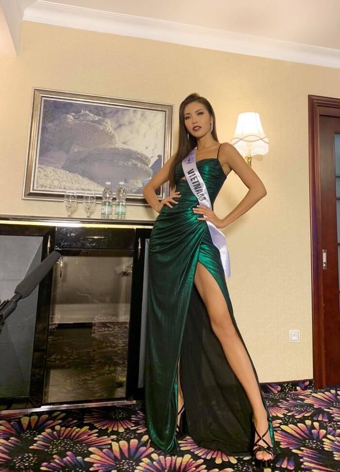 H'Hen Niê và hội mỹ nhân Vbiz đọ sắc khi diện váy xanh khó nhằn