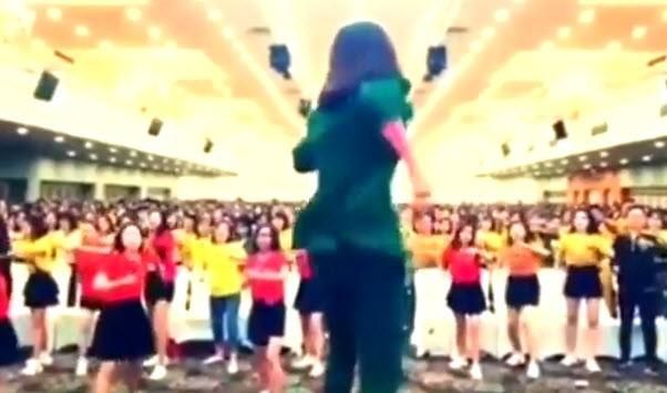 Tìm ra nguồn gốc điệu móc tay, hô khẩu hiệu của Hòa Minzy, Đức Phúc