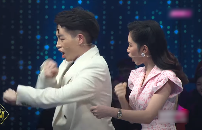 Tìm ra nguồn gốc điệu móc tay, hô khẩu hiệu của Hòa Minzy, Đức Phúc