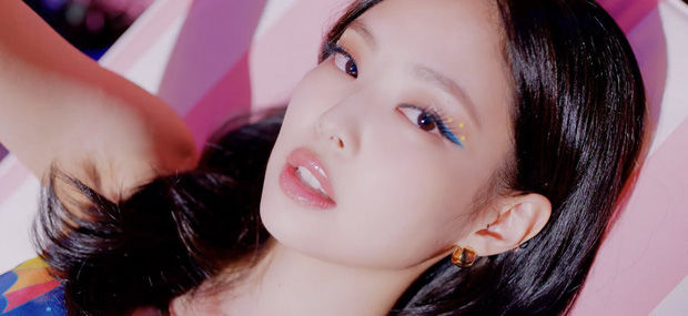 Học các kiểu make up mới của BLACKPINK: Eyeliner sắc, vẽ mắt nhiều màu