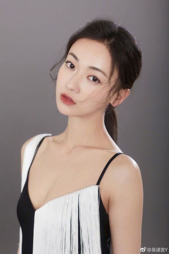 Nhờ “cai skincare”, Ngô Cẩn Ngôn tuổi 30 da vẫn mịn láng