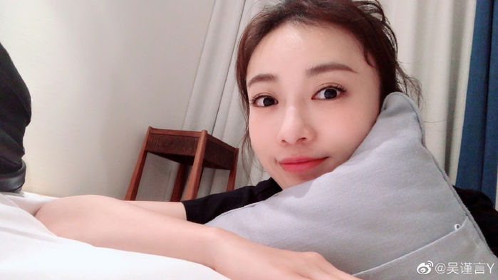 Nhờ “cai skincare”, Ngô Cẩn Ngôn tuổi 30 da vẫn mịn láng