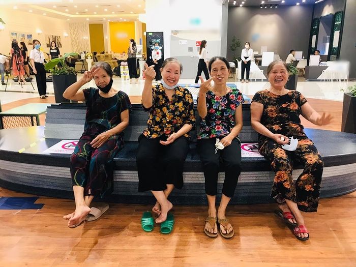 Hội bạn già được cháu đưa đi trung tâm thương mại giải ngố