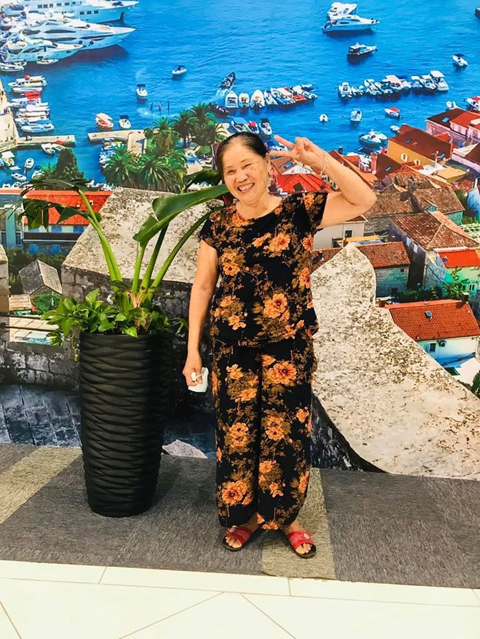 Hội bạn già được cháu đưa đi trung tâm thương mại giải ngố