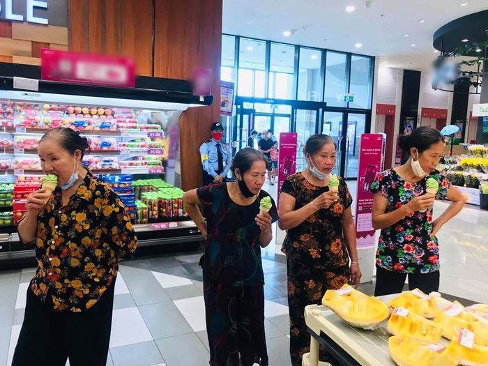 Hội bạn già được cháu đưa đi trung tâm thương mại giải ngố