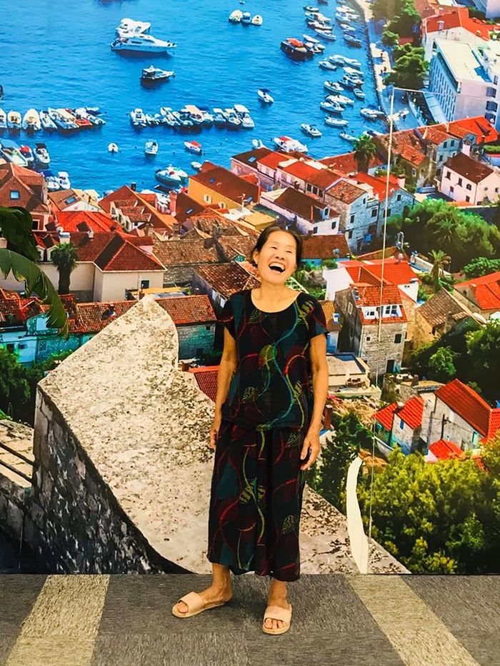 Hội bạn già được cháu đưa đi trung tâm thương mại giải ngố