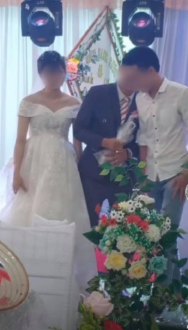 Bạn thân mừng cưới nguyên cọc tiền lẻ, chú rể lấy bịch nilon ra hứng