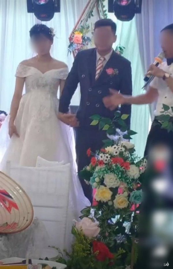 Bạn thân mừng cưới nguyên cọc tiền lẻ, chú rể lấy bịch nilon ra hứng