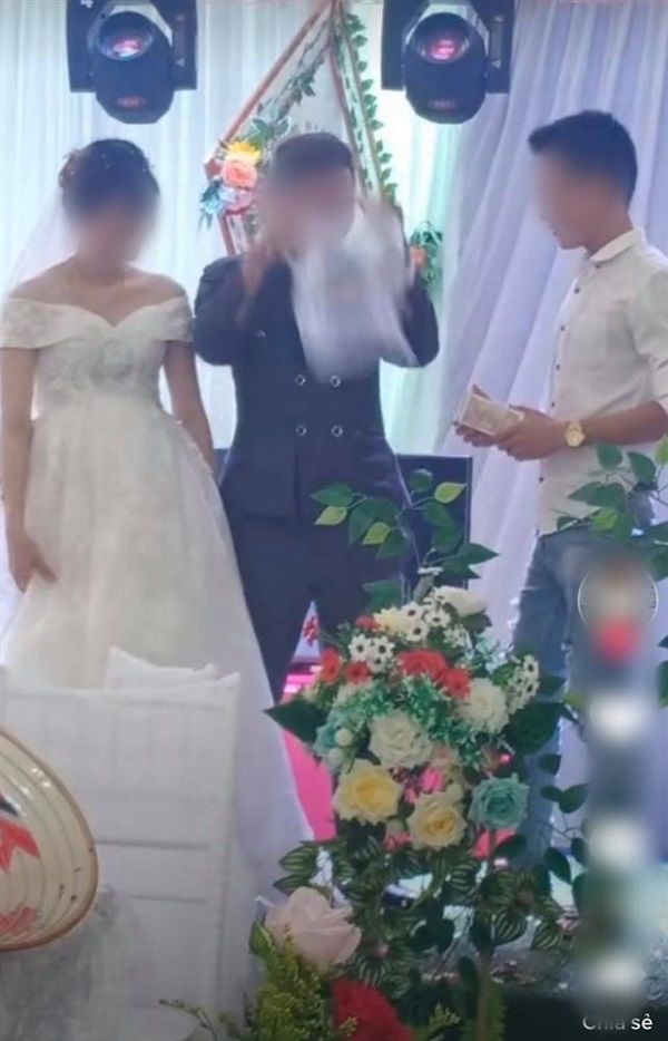 Bạn thân mừng cưới nguyên cọc tiền lẻ, chú rể lấy bịch nilon ra hứng