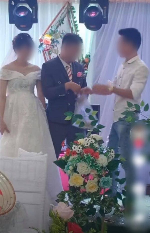 Bạn thân mừng cưới nguyên cọc tiền lẻ, chú rể lấy bịch nilon ra hứng