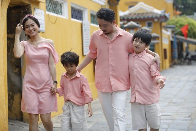 Hứa Minh Đạt chạy về ôm mẹ khóc nức nở mỗi khi bị vợ la mắng