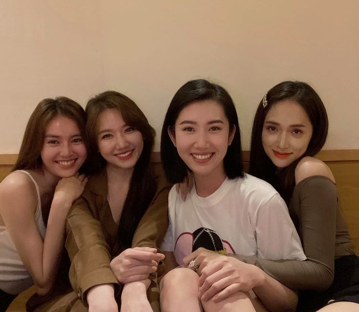 Hương Giang được hội chị em an ủi giữa sóng gió