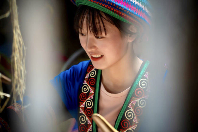 Thiếu nữ H'mông xinh đẹp vô tình lọt vào ống kính du khách gây sốt CĐM