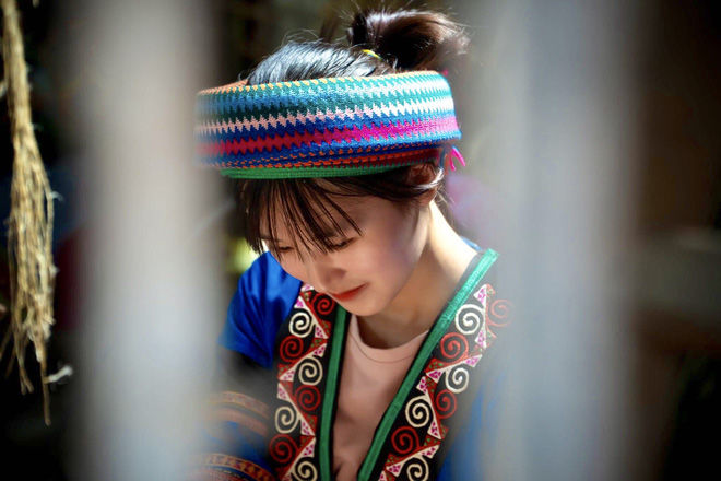 Thiếu nữ H'mông xinh đẹp vô tình lọt vào ống kính du khách gây sốt CĐM