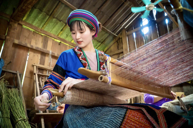 Thiếu nữ H'mông xinh đẹp vô tình lọt vào ống kính du khách gây sốt CĐM