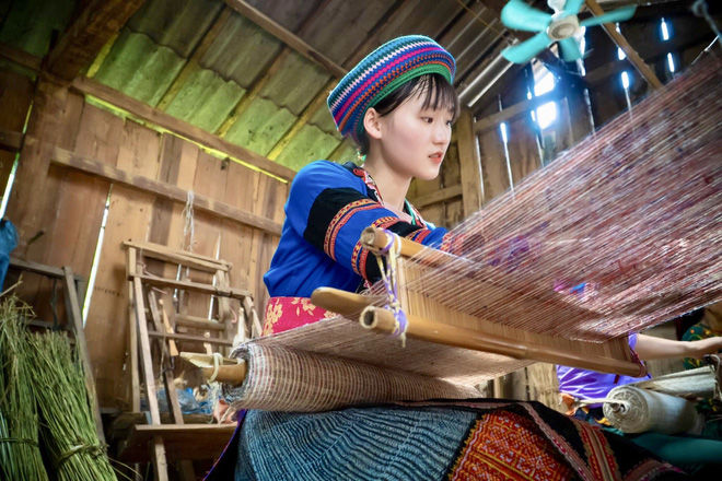 Thiếu nữ H'mông xinh đẹp vô tình lọt vào ống kính du khách gây sốt CĐM