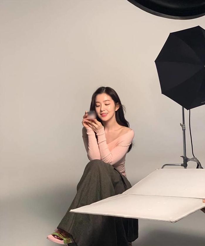 Irene quá đẹp trong ảnh hậu trường, ảnh mờ nhoè nhưng visual vẫn đỉnh