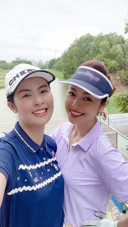 Vợ chồng Thúy Vân tình tứ bên nhau, Lê Giang khoe ảnh diện váy cưới