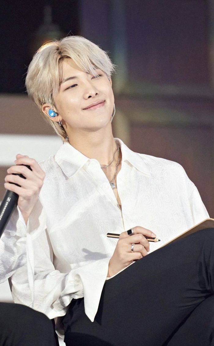 RM, Somi và loạt idol K-pop có kinh nghiệm đau thương với tình yêu